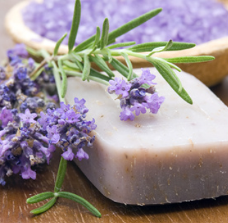 Handgemachte Lavendelseife mit natürlichem Duft, sanft und pflegend für empfindliche Haut