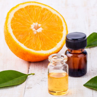 Ätherisches Orangenöl in Glasflasche mit Orangenscheiben – naturrein, belebend und frisch